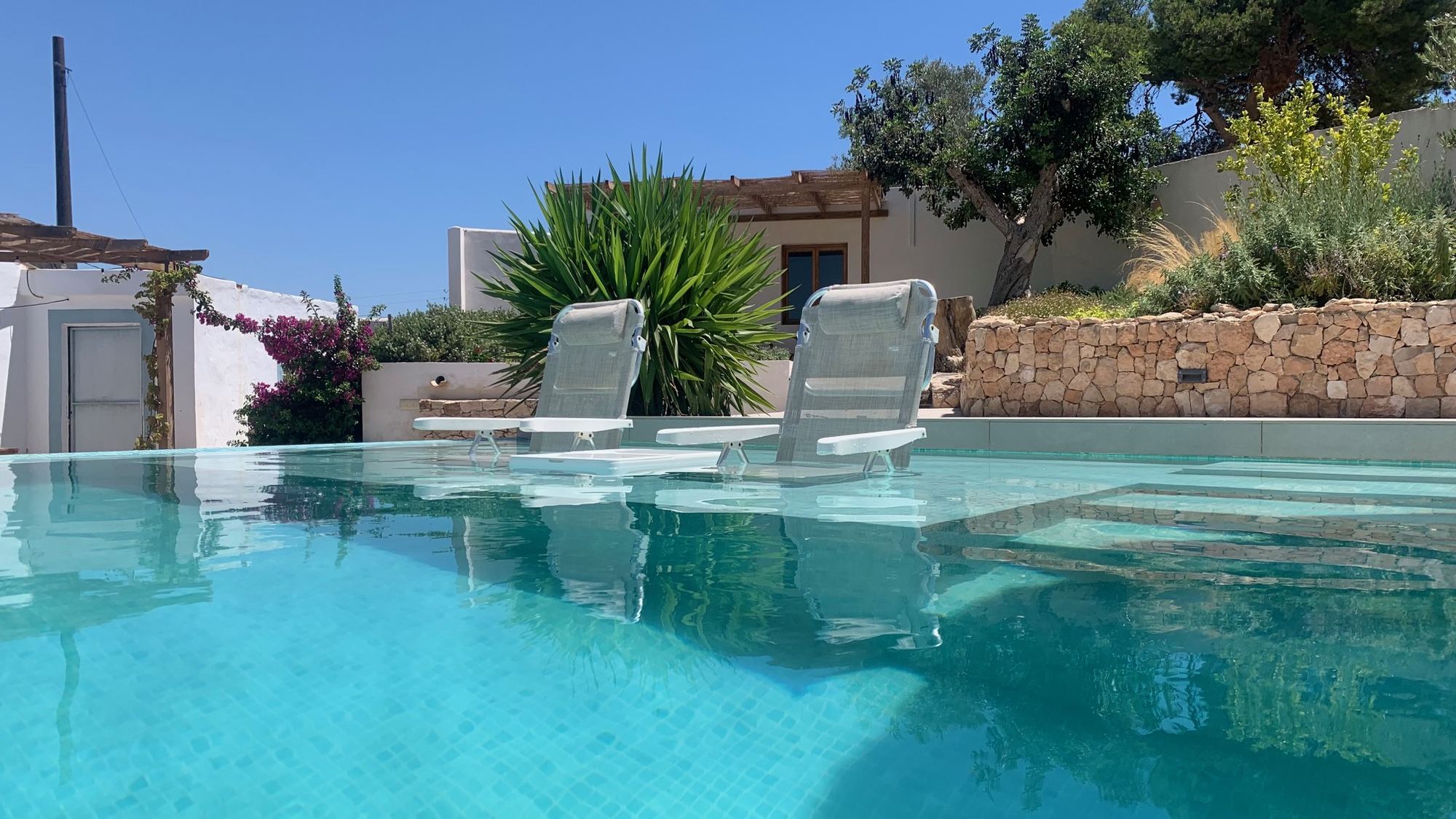 Vista general del exterior de La Casa del Aljibe